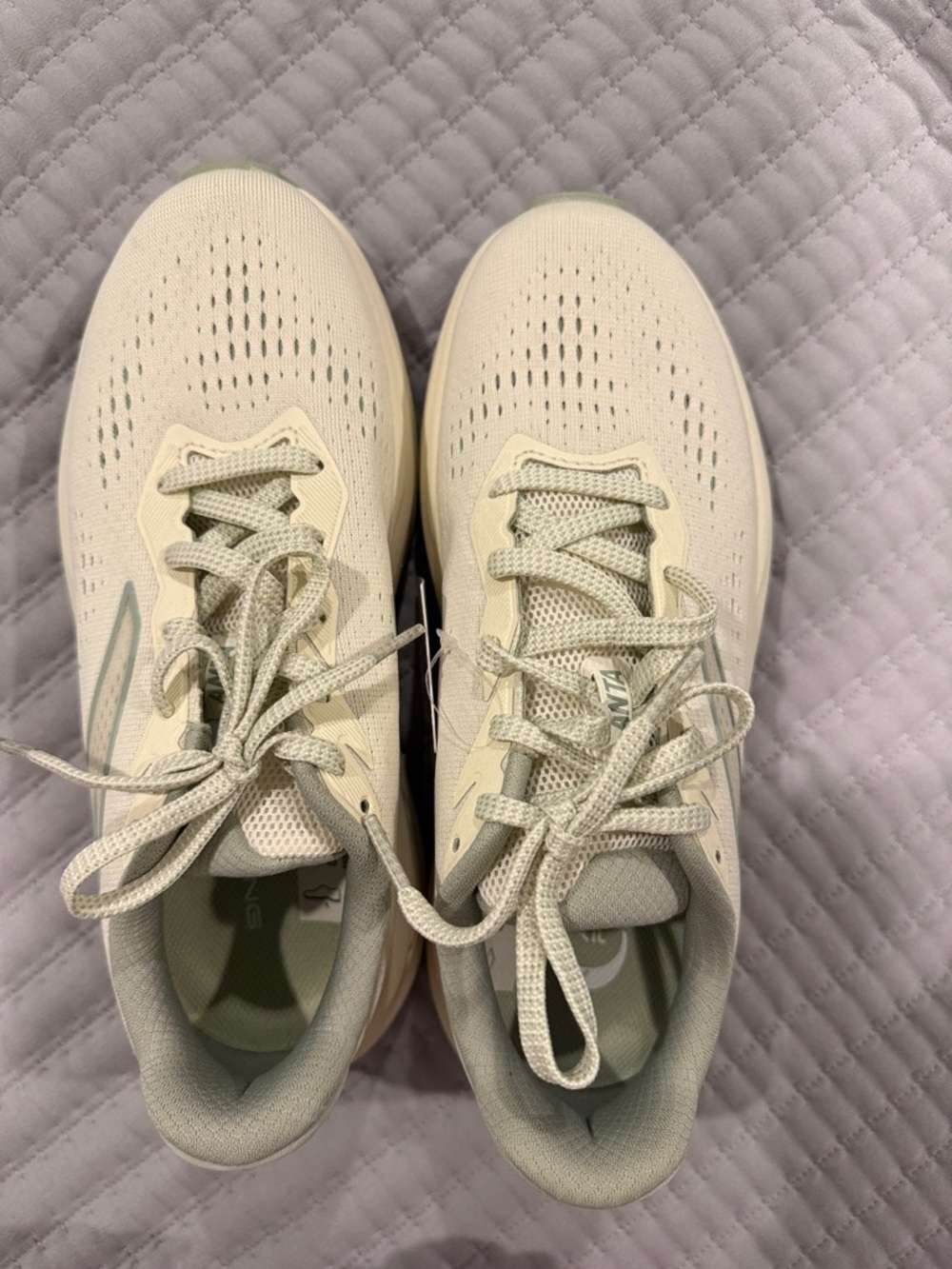 ANTA Women's  Running Sneakers in light yellow with sage green Trim size 7
